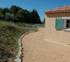 Protection de la butte par des plantes de rocailles.