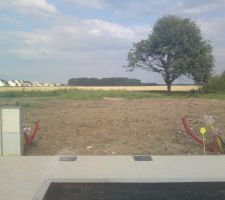 Le terrain r&eacute;ceptionn&eacute; avec les compteurs et les bornes.