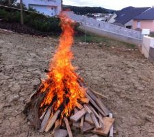 Petit feu de joie avec le bordel laissé par les maçons ...