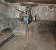 Le fameu pressioi cette piece est en cour de devenir une salle de bain