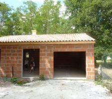 Facade coté Ouest, garage.