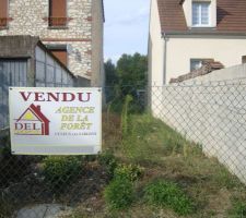 Vue de l'entr&eacute;e du terrain