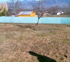 Vue du terrain apr&egrave;s avoir tailler la haie de 4 m de large