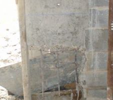 Sondage à la base d'un poteau 45*20: il n'y a pas de liaison entre le poteau et la semelle de fondation.