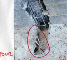 Destruction du poteau P11: deux aciers semblent être liaisonné à la semelle. En réalité non ils ont été déposé juste au dessus et s'enlèvent à la main.