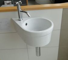 Lave main avec cache bonde et son robinet d'eau froide