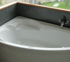Baignoire semi angle en acrylique renforcée avec un repose tête que l'on ne voit pas sur l'image