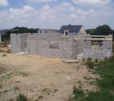 Vue c&ocirc;t&eacute; jardin en partant de la droite,le cellier, la cuisine et la salle &agrave; manger.