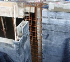 L'armature conforme du poteau P10.Le plancher haut était prêt à être coulé lorsque les malfaçons ont été découverte par le maitre d'ouvrage.