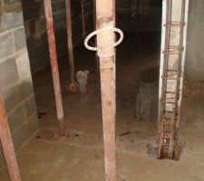 Le poteau P12 refait:scellement des aciers à la semelle et mise en place de l'armature conforme.
Au fond à droite on distingue le poteau P11 avec un béton sablonneux à la base...