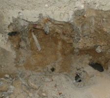 Parpaing creux à la base du poteau P1, au dessus un parpaing rempli de "béton sablonneux"