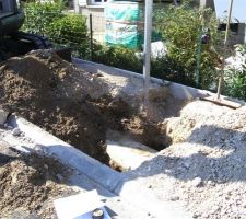 Emplacement du coffret GDF mais pas de canalisation sous le trottoir comme pr&eacute;vu sur les plans !! Aie !