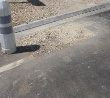 Trou sur bitume sur une route refaite depuis 1 an