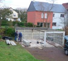 Démontage du garage existant sur l'emprise de la construction
