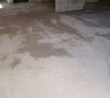 Réagréage de la dalle de cave en cours de séchage