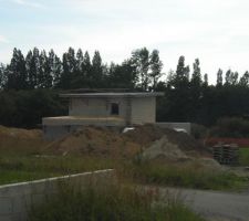 Vue de loin de la pose du zinc sur le toit principal (2)