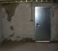 Intérieur du garage face arrière avec la porte de service