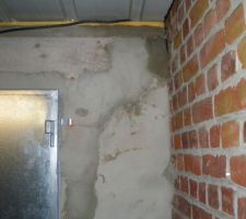 Voila une autre photo du garage, toujours face arrière. On y voit également le mur mouillé en haut à droite....