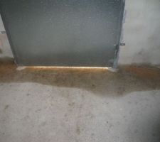 L'eau qui pénètre par la porte de service..