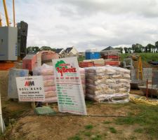 Apr&egrave;s 3 semaines d'interruptions le ma&ccedil;on revient sur le chantier avec tout ce qui faut...