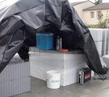 Construction d'une cabane pour se prot&eacute;ger de la pluie et manger...on fait comme on peut hein...