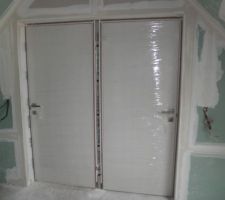 Deux chambres qui donne sur une salle de bain