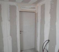 Chambre qui donne sur sdb enfant
