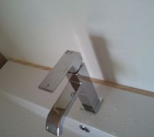 Baguette pour coller le meuble au mur