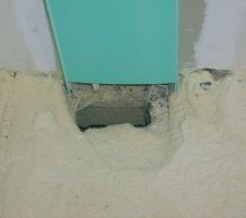 Trou pour tirer un cable &eacute;lectrique jusqu'au vide sanitaire.un peu gros pour 1 cable..