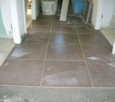 Mais r&eacute;sultat du carrelage tr&egrave;s sympa!couloir des chambres