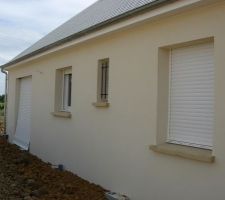 A voir volet de la baie vitrée qui pendouille et claque contre la vitre avec le vent depuis 3 mois. Qu'en pensez vous ?