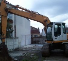 &laquo;petite&raquo; pelleteuse pour mon terrain de 272 m2...
Pour rep&egrave;re, la cloture fait 2m de haut...