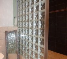 Mur de brique de verre en salle de bain