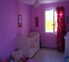 Chambre d'Elo&iuml;se un peu trop ros&eacute;e sur la photo...