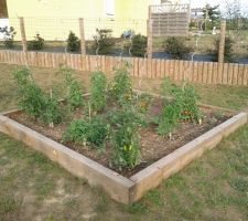 Jardinière réalisée avec des traverses en chataignier de longueur 2,20m.