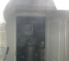 Cellier et porte donnant sur le garage