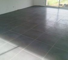 Salon avec carrelage un peu plus propre