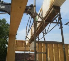 Mise en place de la poutre centrale 250kg, 7m de long, 25cm de large et 60 de haut