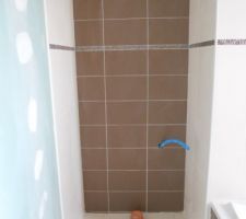 Fin de la faïence dans la grande salle de bain