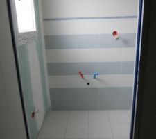 Faïence finie dans la petite salle de bain