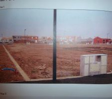 PHOTO DU TERRAIN AVEC LE LAMPADAIRE EN PRIME...