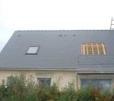 Les couvreurs sont au boulot façade arrière avec le velux de la salle d'eau
