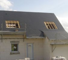 Les couvreurs sont au boulot façade avant