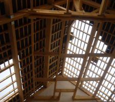 Les couvreurs sont au boulot vu de l'intérieur