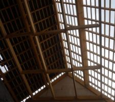 Les couvreurs sont au boulot vue de l'intérieur