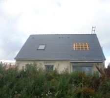 Les couvreurs sont au boulot façade arrière avec le velux de la d'eau
