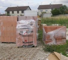 Arriv&eacute;e des briques prorotherm pour les murs int&eacute;rieurs du RDC