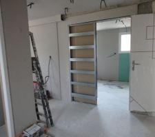Vue de l'entrée, la porte coulissante de l'espace parental sera posée plus tard