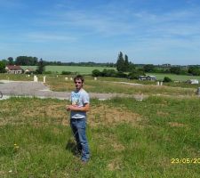 Moi positionner &agrave; l'emplacement de la futur maison, en fond le reste du lotissement.