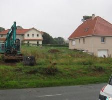 Premiers coups de pelles pour le terrassement.